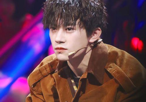 易烊千玺哭的照片